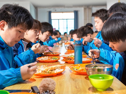 镇安学生用餐