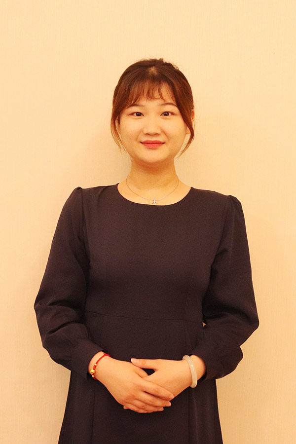 镇安文哲 本科学历，优秀班主任